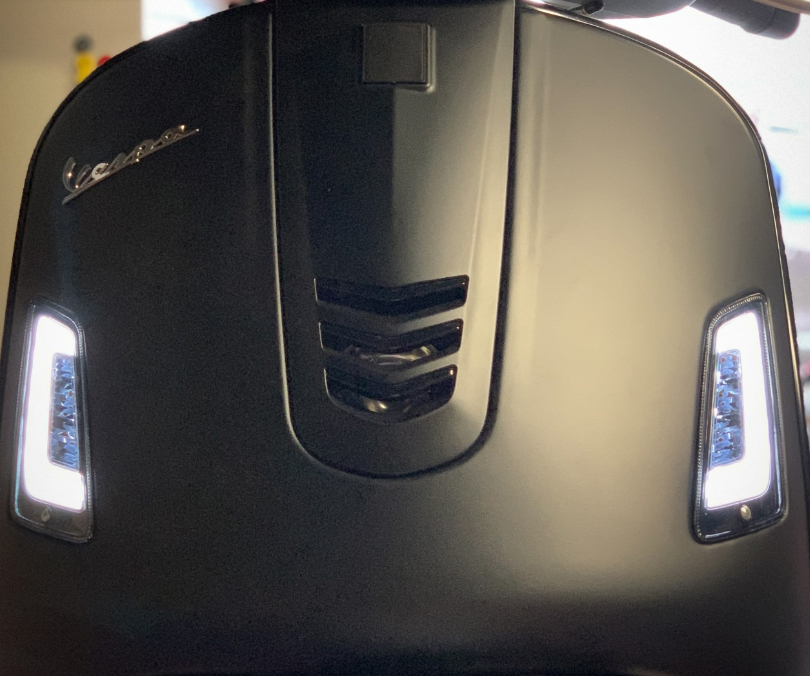 LED-knipperlichtenset voorzijde, getint voor Vespa GT, GTL, GTV, GTS 125-300 (2014-2018)